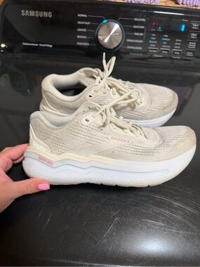 women’s brooks ghost max
